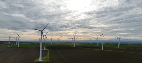 Drohneninspektion Windenergie & Solarparks Wartung von Windkraftanlagen Windspektrum Service